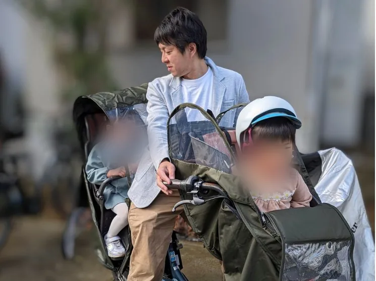 子どもたちと自転車でお出かけする目加多 龍